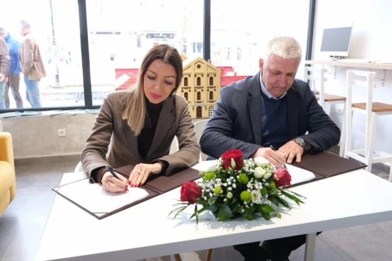 SJAJNE VESTI: Ministarka Mesarović potpisala ugovor za obnovu Starog zdanja u Aranđelovcu, radovi za 60 dana! (FOTO)