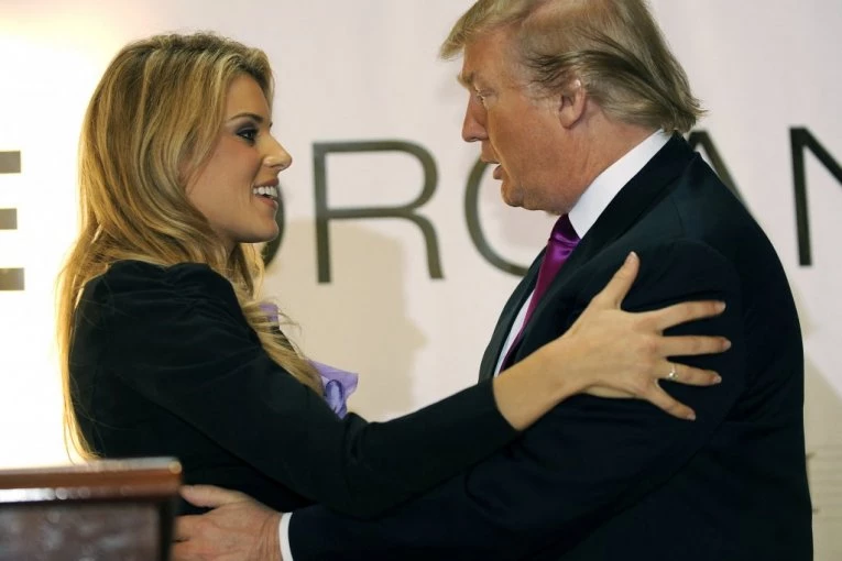 "POKRET MAGA JE MRTAV, NAŠU ZEMLJU NE VODI TRAMP VEĆ IZRAELCI": Predsednika SAD žestoko napala bivša saradnica i MISICA (VIDEO)