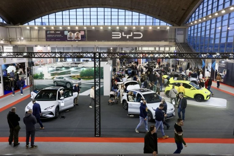 EVO ŠTA SRBE NAJVIŠE ZANIMA NA SAJMU AUTOMOBILA! Spremni da plate do 30.000 evra za vozilo! (FOTO)