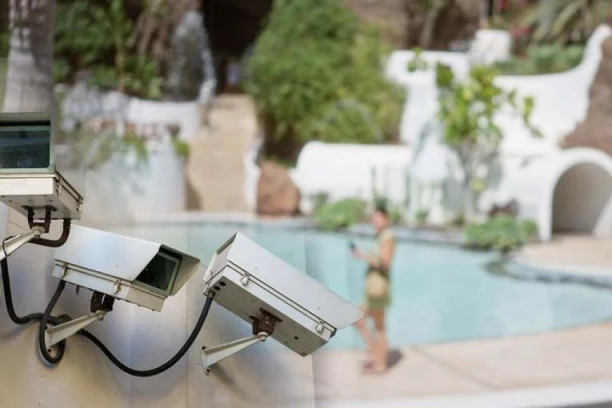 SKANDALČINA U RIJALITIJU! Gledao kako mu žena ima VRELU AKCIJU u bazenu s drugim! NIJE ZA SLABO SRCE! (VIDEO)