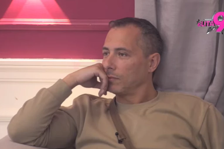 MIKIJU DUDIĆU UNETA INFORMACIJA IZ SPOLJNOG SVETA - Kamera u gužvi uspela da zabeleži PORUKU! (VIDEO)