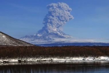RUSIJA U PANICI: Vulkan izbacio PEPEO do 11,5 km, vazdušni saobraćaj u OPASNOSTI! (FOTO, VIDEO)