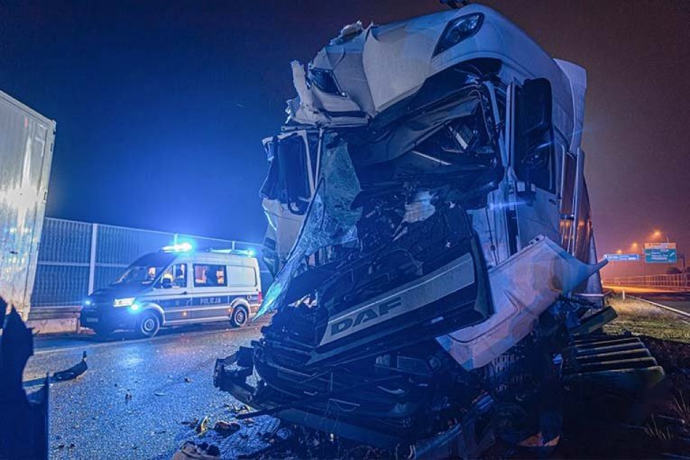 Cover image for TRUCK CRASHED INTO BUILDING! Drama in the middle of the night: Driver from Bosnia walked out of the crushed cabin alone, the damage is HUGE!