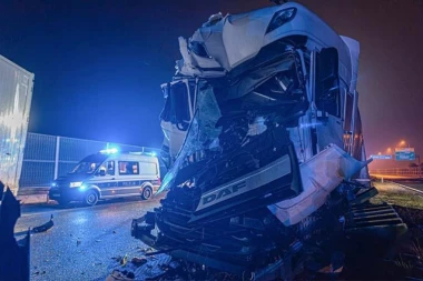 KAMION SE ZAKUCAO U ZGRADU! Drama usred noći: Vozač iz Bosne sam izašao iz smrskane kabine, šteta je OGROMNA!