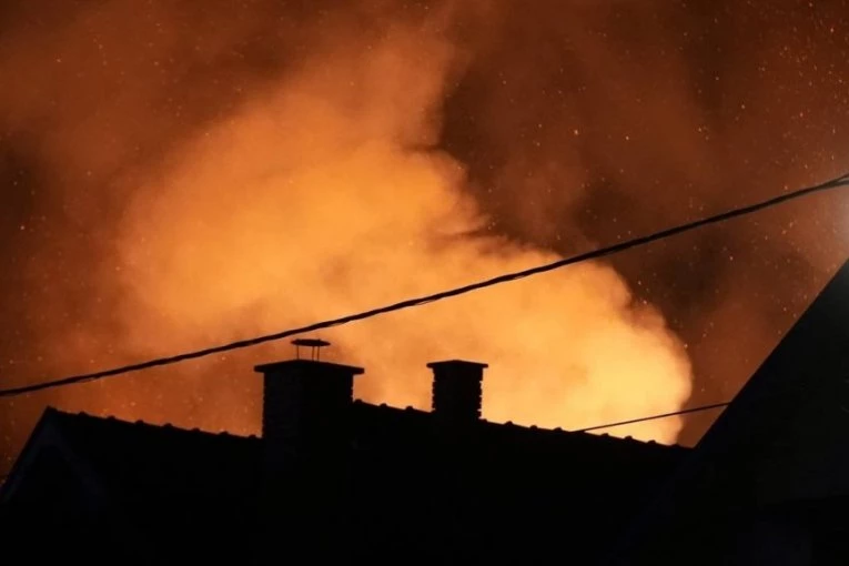 EKSPLOZIJA U JEDNOJ OD NAJVEĆIH RAFINERIJA NAFTE U AMERICI! Buknuo veliki POŽAR, naređena HITNA evakuacija stanovnicima! (VIDEO)