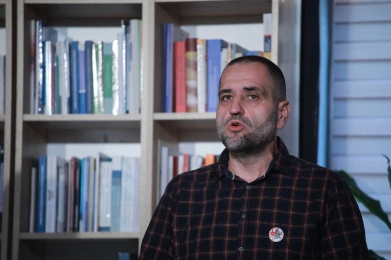 Blokader Predrag Voštinić iz „Lokalnog fronta“ o trošku udruženja slao porodicu na letovanje u Hrvatsku!