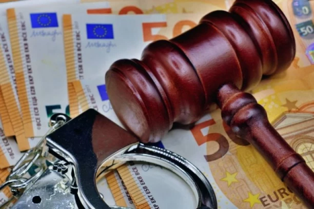 Skandal u niškom pravosuđu: Sudija Perunović na visokoj nozi, dok mu deca blokaderi zare i pale po Beogradu
