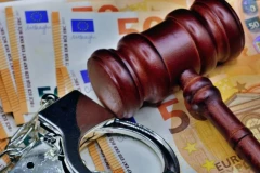 Skandal u niškom pravosuđu: Sudija Perunović na visokoj nozi, dok mu deca-blokaderi žare i pale po Beogradu