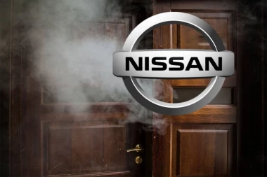 SAZNAJEMO! DIREKTORU "NISANA" ZAPALILI VRATA STANA! Kamera snimila napadače u crnoj garderobi, s rukavicama!