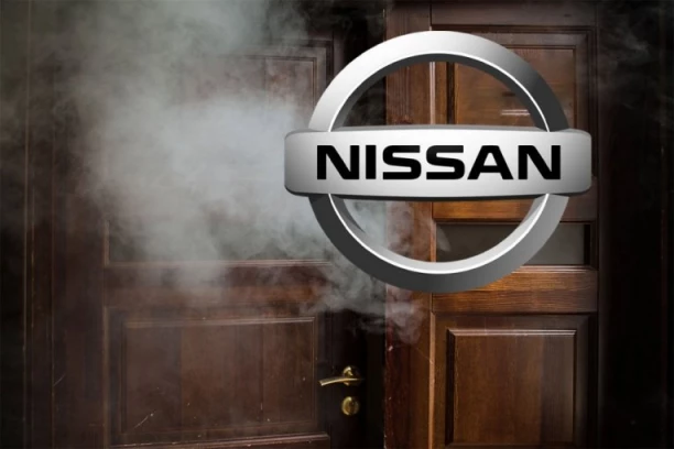 SAZNAJEMO! DIREKTORU NISANA ZAPALILI VRATA OD STANA! Kamera snimila napadače u crnoj garderobi sa rukavicama!