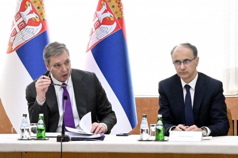 VUČIĆ U OBAVEZI DA ODREAGUJE U ROKU OD 72 SATA! Macut predložio raspuštanje skupštine - ovo je dalja procedura!