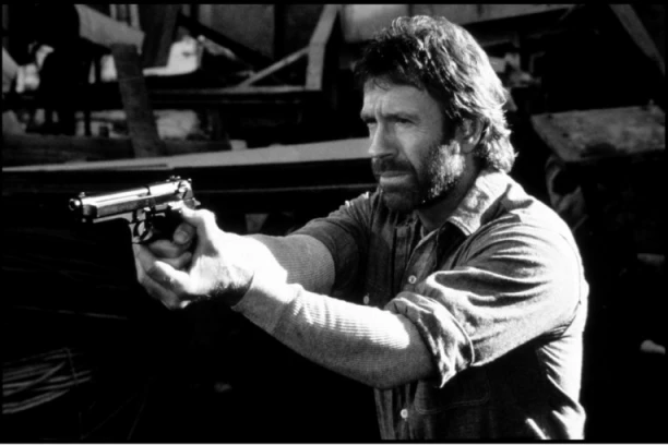 "JEDNOM JE ČAK NORIS DOŠAO DVAPUT": Ovo su najbolji vicevi o legendi koja nas je napustila!