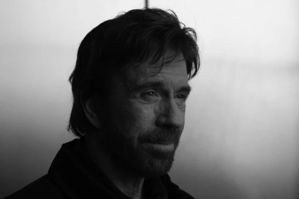 PORUKA POKOJNOG ČAKA NORISA JEŽI DO KOSTIJU: Evo šta je poručio neposredno pred smrt - njegove reči će vas rasplakati!