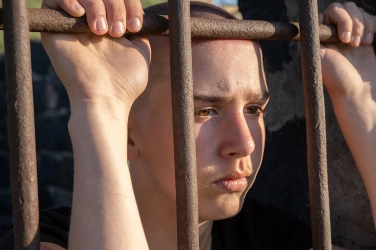 DECA OD 13 GODINA IDU U ZATVOR? Nova reforma pravosuđa šokirala javnost, ćelije su već spremne, a evo kako će izgledati jeziv život iza rešetaka