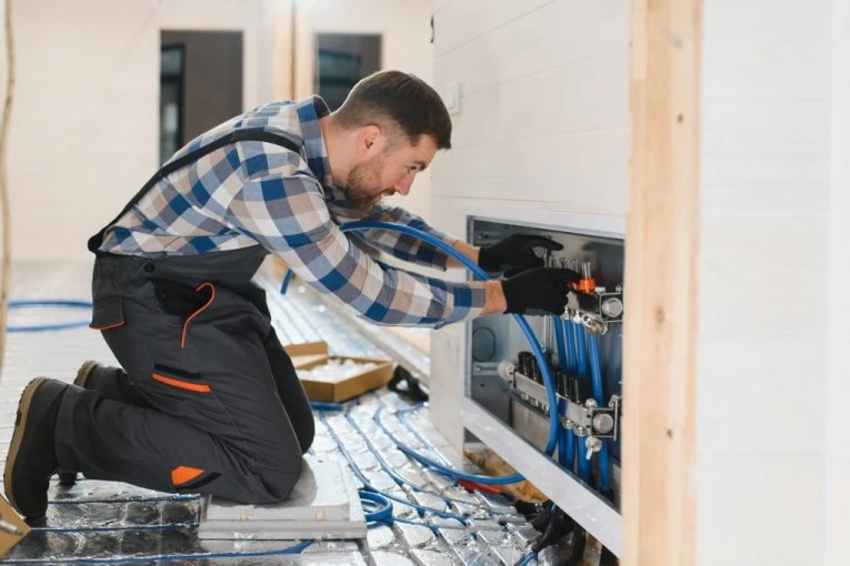 VODENO PODNO GREJANJE SVE POPULARNIJE MEĐU SRBIMA! Kako se ugrađuje, koliko košta, a i koliko troši u jeku sezone - SVE NA JEDNOM MESTU!