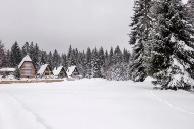 SNEG ZATRPAO OVU SRPSKU PLANINU! Prvi dan proleća, a veje kao usred zime - DOSTIGAO VISINU DO SKORO POLA METRA! (VIDEO)