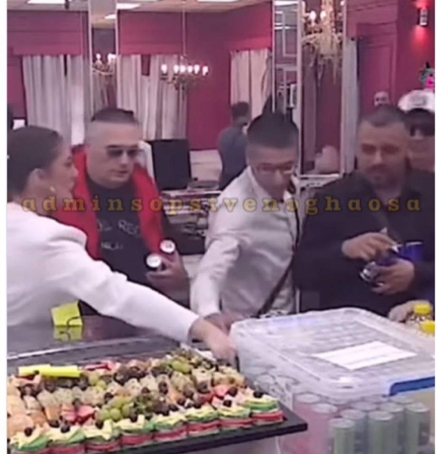 DA LI LUKA VUJOVIĆ MOŽE DUBLJE DA POTONE?! Scena za prazničnom trpezom ZGROZILA JAVNOST - NIŠTA IM NIJE SVETO! (VIDEO, GALERIJA)