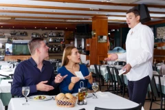 RAČUN SA CRNOGORSKOG PRIMORJA RAZBESNEO GOSTE: Isplivala fotografija ceha iz poznatog objekta, jedna stavka je tek POSEBNA PRIČA!