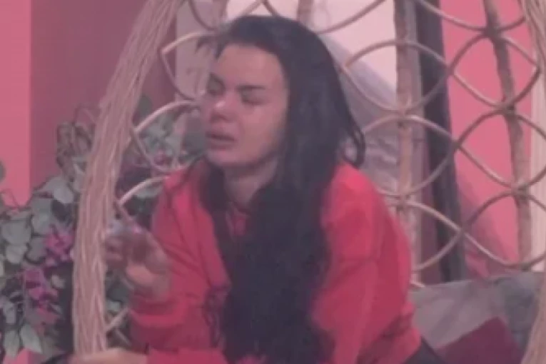 ANITA STANOJLOVIĆ U LOŠEM STANJU: Objavljen snimak s KAMERE, uznemirujući kadar se deli munjevitom brzinom! (VIDEO)