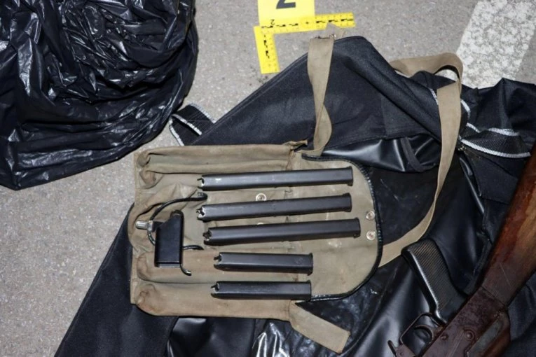 SPEKTAKULARNA AKCIJA HAPŠENJA! Pronađen arsenal oružja - UHAPŠEN MUŠKARAC! (FOTO, VIDEO)