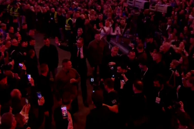 ARENA JE EKSPLODIRALA: STIGAO JE ALEKSANDAR VUČIĆ! Više od 70.000 ljudi u transu – REKORDNA PODRŠKA kakva se ne pamti, dvorana se trese od ovacija! (FOTO, VIDEO)