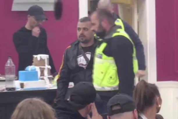 MOMENTALNI PREKID PROGRAMA, OBEZBEĐENJE IZVELO VODITELJKU IZ ELITE: Brutalna makljaža, zbog OVOGA ga čeka DISKVALIFIKACIJA?!