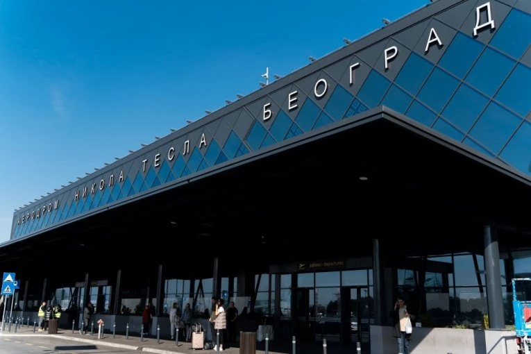 DRAMA NA AERODROMU U BEOGRADU!  Muškarac se sručio, na mestu ostao mrtav