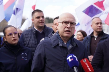 MILOŠ VUČEVIĆ U OBILASKU SELA SELEVAC: Pokažimo glasom da smo porodica koja voli svoju otadžbinu Srbiju! (FOTO)