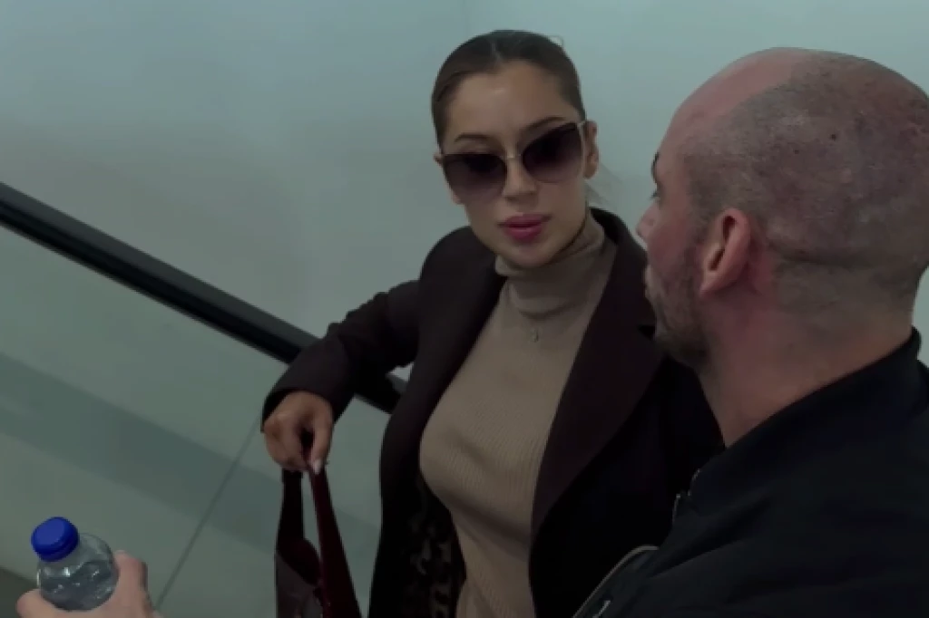 TEA TAIROVIĆ SLETELA U SRBIJU SA MUŽEM, PRISUTNI SE OKRETALI ZA NJIMA: Opšta pometnja na aerodromu, evo u kakvom izdanju smo je zatekli!