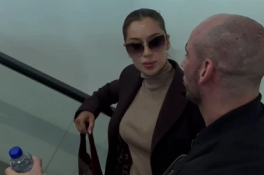 TEA TAIROVIĆ SLETELA U SRBIJU SA MUŽEM, PRISUTNI SE OKRETALI ZA NJIMA: Opšta pometnja na aerodromu, evo u kakvom izdanju smo je zatekli!