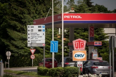 SNIMAK OGORČENOG SLOVENCA ZAPALIO REGION! "Naše pumpe su prazne, a kod komšija svega ima": Ispovest koja je OGOLILA NESPOSOBNOST vlasti i pokazala kakve su POSLEDICE POGREŠNIH IZBORA! (VIDEO)