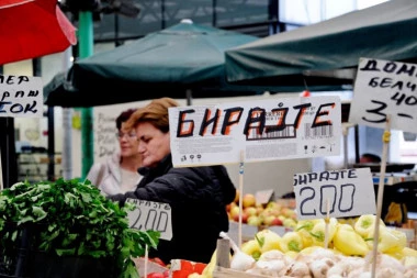PIJACA ILI MARKET: GDE SE VIŠE ISPLATI? Razlike u cenama hrane NESTVARNE! Pasulj ide do 650, a orasi skoro 1.800 dinara! Evo gde je najjeftinije!