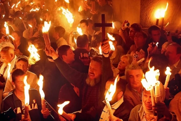 RUSKI SVEŠTENIK OTKRIVA HOĆE LI OVE GODINE BITI CEREMONIJE SILASKA BLAGODATNOG OGNJA: Prekinuta neizvesnost izazvana zatvaranjem svetinje u Jerusalimu