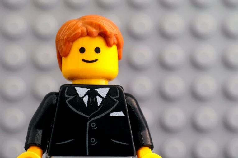 SATIRA KAO ORUŽJE: TEHERAN UDARIO NA BELU KUĆU! LEGO TRAMP SE ZNOJI DOK GORE AMERIČKI BRODOVI! Pogledajte bizaran snimak Teherana koji je ZAPALIO mreže! (VIDEO)