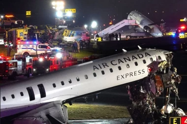 PREPOLOVLJEN AVION SA 100 PUTNIKA! IMA MRTVIH u JEZIVOJ nesreći na aerodromu: Letelica se sudarila sa vozilom pri sletanju, proglašena VANREDNA SITUACIJA (FOTO, VIDEO)