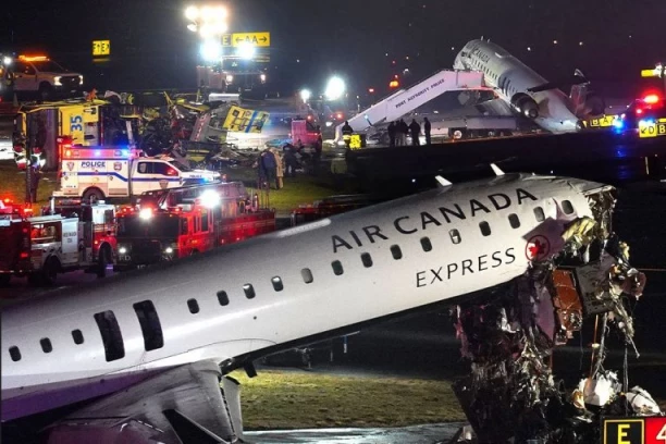PREPOLOVLJEN AVION SA 100 PUTNIKA! IMA MRTVIH u JEZIVOJ nesreći na aerodromu: Letelica se sudarila sa vozilom pri sletanju, proglašena VANREDNA SITUACIJA (FOTO, VIDEO)