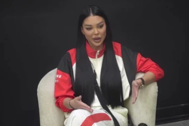 OVO JE MAJKA MAJE MARINKOVIĆ! Isplivale neviđene slike! JEDAN DETALJ ISTI KAO KOD STARLETE! (FOTO)