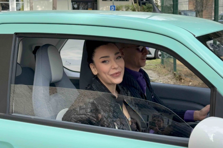 OVO JE DEČKO SANJE VUČIĆ! Pevačica ga krije kao zmija noge, slučajno snimljeni OVDE! (VIDEO)