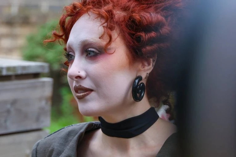 SKANDALČINA! Pevačicin telohranitelj napao ćerku njenog kolege, majka POBESNELA! (VIDEO)