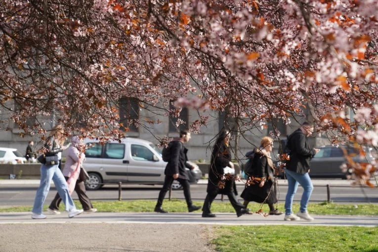 JUTRO SVEŽE, A ONDA PREOKRET! U Srbiji danas pretežno sunčano, temperature do 26 stepeni!
