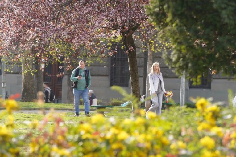 SUNCE NA POČETKU NEDELJE! Ovo je današnja vremenska prognoza - TEMPERATURE ČAK DO 25 STEPENI!
