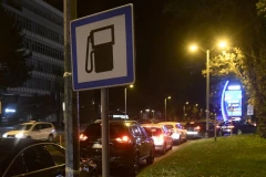 HAOS NA PUMPAMA U HRVATSKOJ! Nestašica dizela širom zemlje, od noćas i nove više cene - LJUDI SA BURADIMA ČEKAJU U REDOVIMA!