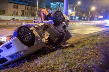 TEŠKA NESREĆA U USTANIČKOJ! Automobil se prevrnuo na krov - HITNA I POLICIJA NA LICU MESTA!