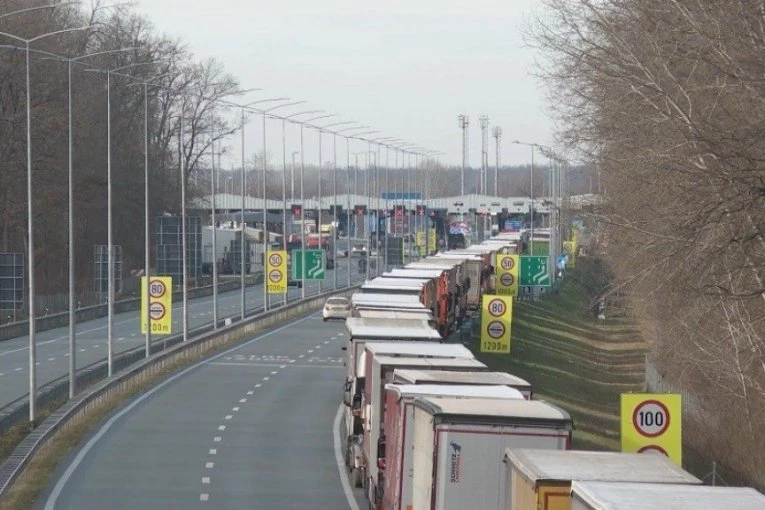 PAKAO NA IZLAZU IZ SRBIJE! Kamioni na granicama čekaju i do pet sati, kolone kilometarske