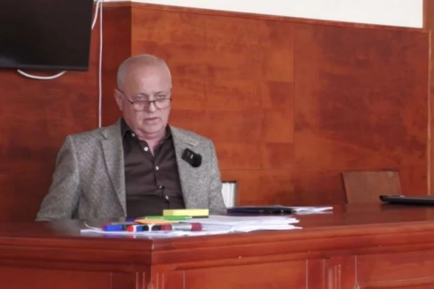 PRAVNI FAKULTET PRETVORIO U BINU ZA OBMANE: Nenadić slagao i o Konjuhu i o Jurodžastu, samo još nije objasnio tajni put u Tiranu