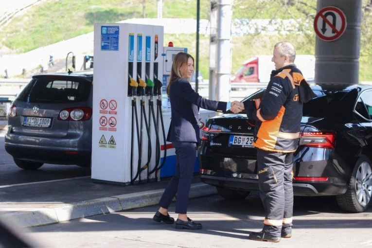 NEMA REDOVA, KANTICA, SVE PUNO DO VRHA! Dubravka Đedović Handanović obišla pumpe u Srbiji -situacija odlična!