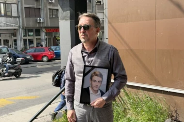 "MOJ SIN SE PRETVORIO U KOST I KOŽU TOKOM BORBE, ALI NIJE IZDRŽAO!" Otac brutalno pretučenog mladića prvi put došao na mesto sukoba! Stegao sliku i poručio: TRAŽIM PRAVDU! (FOTO)