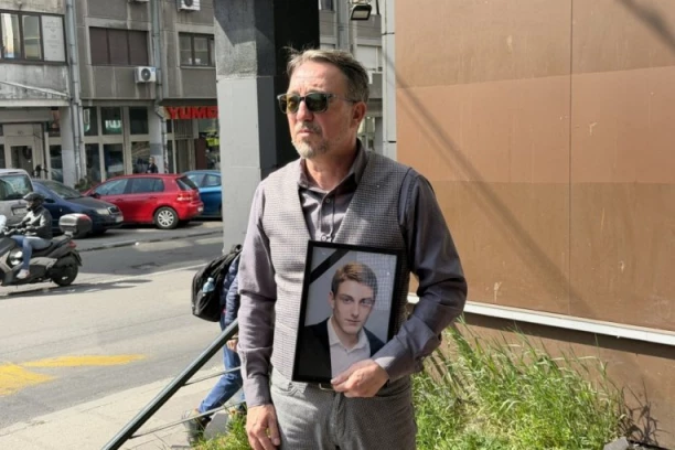 "MOJ SIN SE PRETVORIO U KOST I KOŽU TOKOM BORBE, ALI NIJE IZDRŽAO!" Otac brutalno pretučenog mladića prvi put došao na mesto sukoba! Stegao sliku i poručio: "TRAŽIM PRAVDU!" (FOTO)