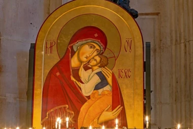 SVETINJE NA PODU, POD NOGAMA I NA DONJEM VEŠU: Kineski brend oskrnavio likove Hrista i Bogorodice - povredili verska osećanja miliona hrišćana