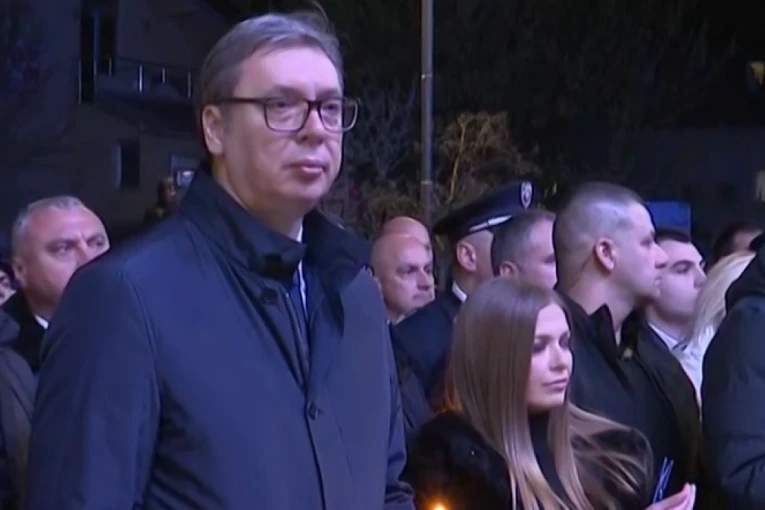 OBELEŽAVANJE DANA SEĆANJA NA ŽRTVE NATO AGRESIJE: Počelo okupljanje građana - STIGAO I PREDSEDNIK VUČIĆ